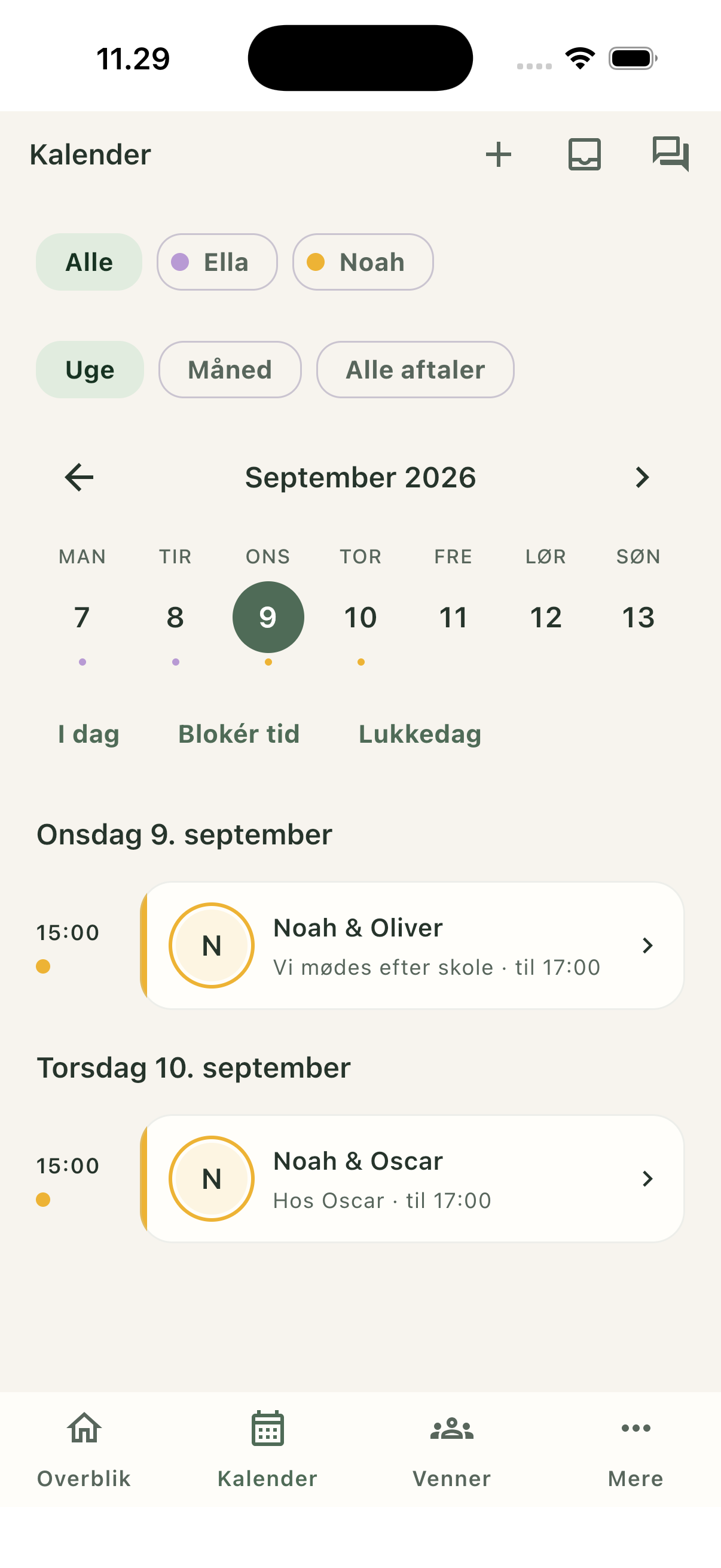 Kalenderen med Ella markeret med lilla og Noah med gul samt ugevisning og kommende aftaler